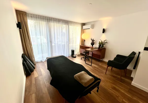 Cabinet avec bureau et table de massage